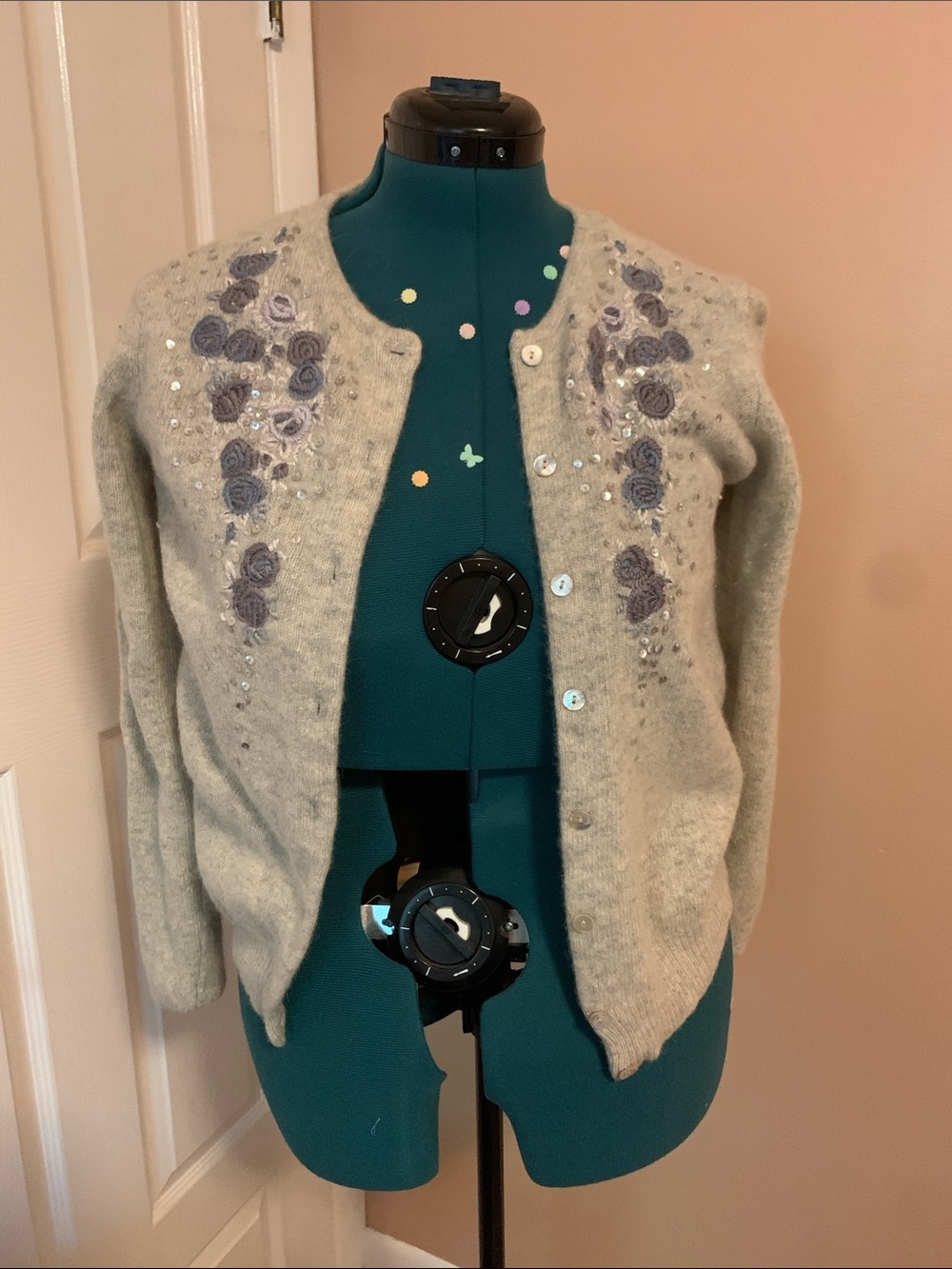 VINTAGE Lambswool/Angora Casual Corner Gray Floral-Accent BeadedCardigan